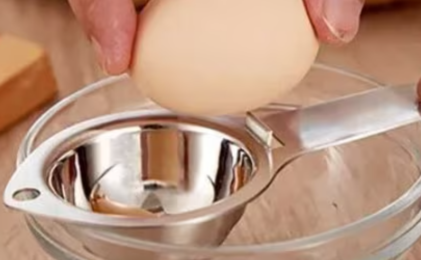 Notre séparateur d'œufs est l'accessoire indispensable pour tous les chefs amateurs ou professionnels. Il permet de séparer rapidement et proprement les blancs d'œufs des jaunes, sans avoir à jongler avec les coquilles d'œufs. Cet outil astucieux simplifie les recettes qui nécessitent uniquement les blancs ou les jaunes d'œufs, ce qui en fait un compagnon idéal pour les pâtissiers, les cuistots et les amateurs de cuisine.