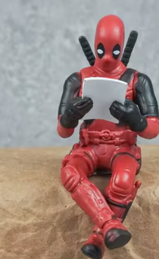 🦸‍♂️ Ajoutez une touche d'humour à votre espace avec la figurine Deadpool ! 🦸‍♂️