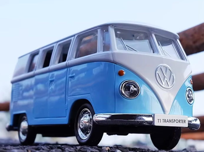 🚐 Embarquez pour l’aventure avec le Volkswagen Rack Bus en miniature ! 🚐