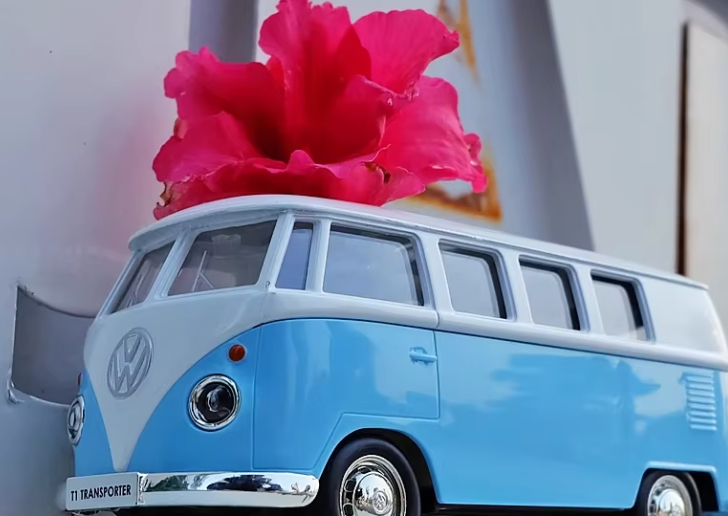 🚐 Embarquez pour l’aventure avec le Volkswagen Rack Bus en miniature ! 🚐