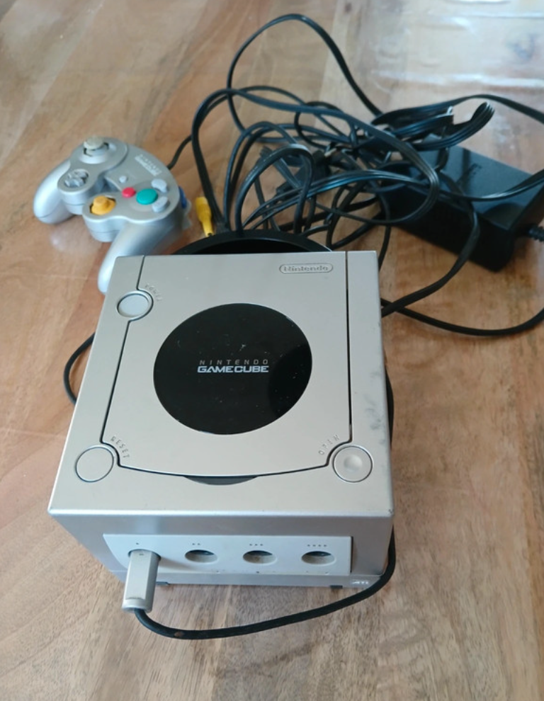 Nintendo GameCube d’occasion – Avec manette et câbles inclus | Testée & garantie