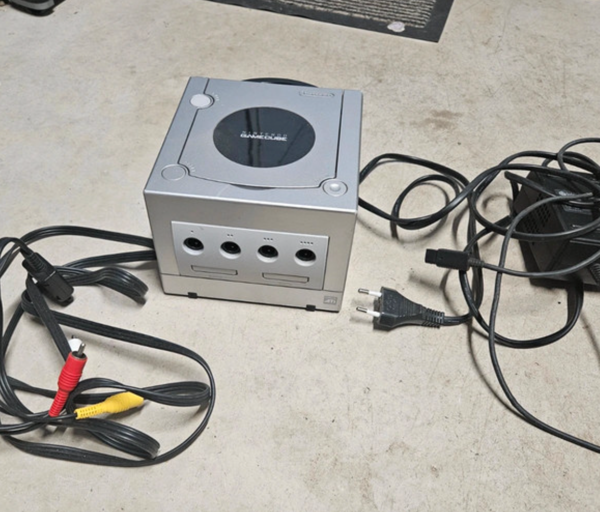 Nintendo GameCube d’occasion – Avec manette et câbles inclus | Testée & garantie