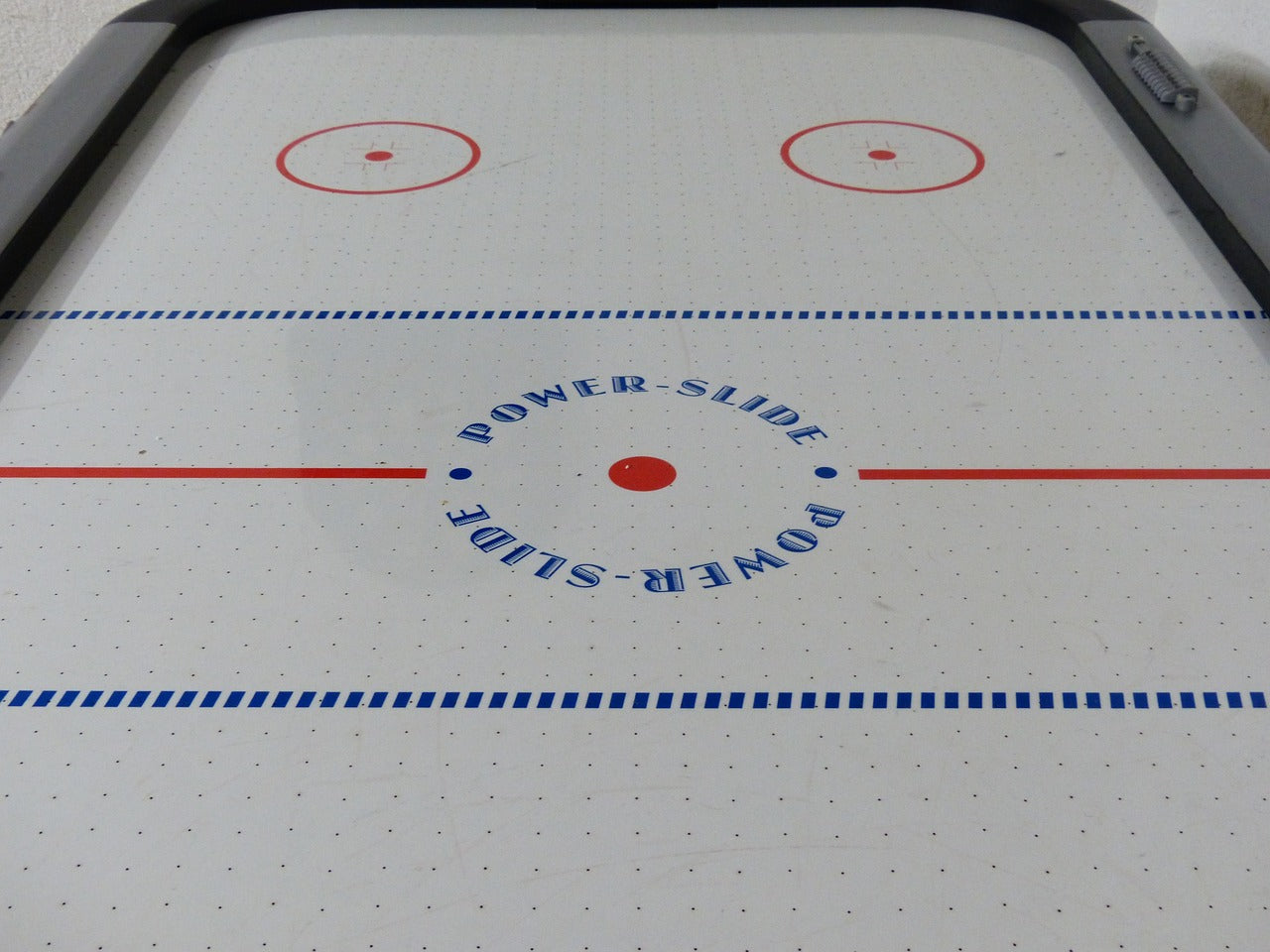 ✔️ Des heures de compétition amicale pour toute la famille. ✔️ Reproduisez l'intensité du hockey sur glace dans le confort de votre maison. ✔️ Qualité supérieure pour une expérience de jeu exceptionnelle.  Explorez notre sélection de jeux de table de hockey sur LaBoutike dès aujourd'hui !  #JeudeTabledeHockey #Hockey #LaBoutike #DivertissementFamilial #CompétitionAmicale #JeuxD'intérieur #LoisirsÀLaMaison #HockeySurTable #FunEnFamille