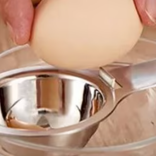 Facilitez votre expérience en cuisine avec notre séparateur d'œufs, l'outil essentiel pour une préparation culinaire plus rapide et plus pratique. Si vous cherchez un moyen de séparer les blancs des jaunes d'œufs en toute simplicité, ne cherchez pas plus loin. Notre séparateur d'œufs est conçu pour vous offrir une solution efficace et sans tracas, faisant de la cuisine une expérience agréable.