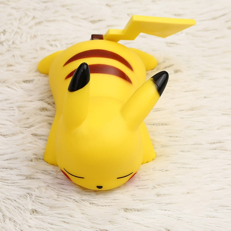 🌟 Découvrez l'adorable Lampe de Chevet Pokémon Pikachu de MyFrenchBox ! ⚡️  Cette lampe lumineuse Pikachu est le rêve de tout dresseur ! 🌙✨ Apportez un éclat Pokémon à la chambre de votre enfant avec ce cadeau magique et ludique. Idéal pour les anniversaires et les fans de Pokémon de tous âges ! 🎁🎉
